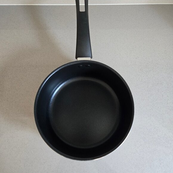 Simply Essential Nonstick Saucepan with Lid 3 qt / 2.8 L capacity - Picture 6 of 16